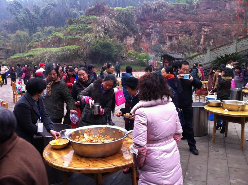 乐山紫霞宫举行“吃腊八粥迎新年”活动